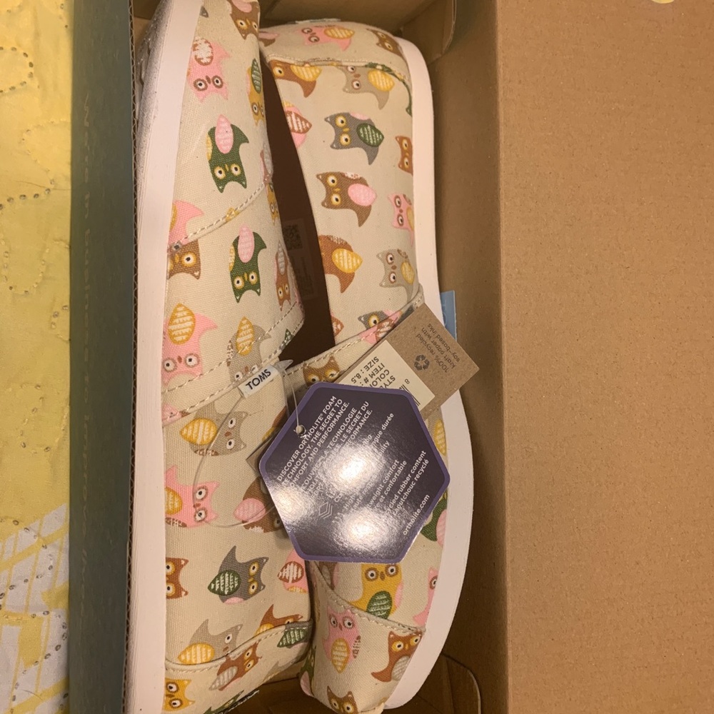 NEW IN BOX Toms with owls!